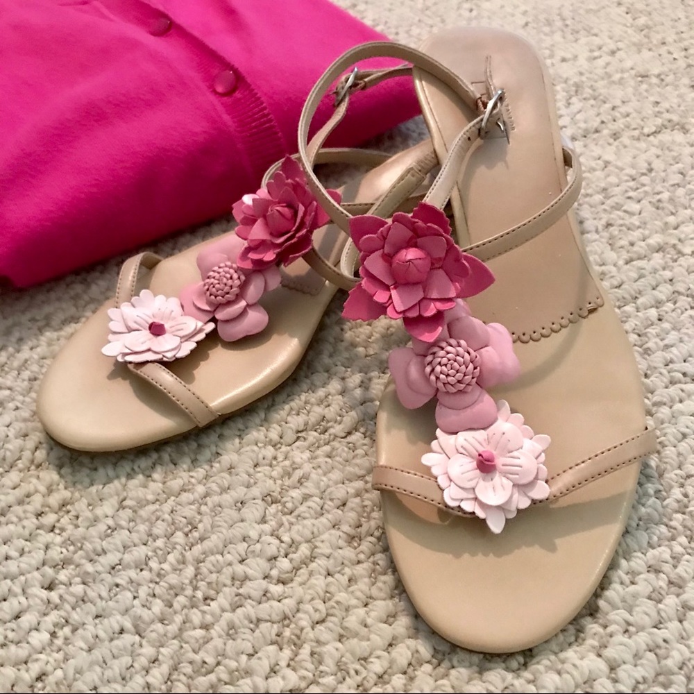 ANN TAYLOR LOFT Neutral/Pink Sandals w/flowers 7M